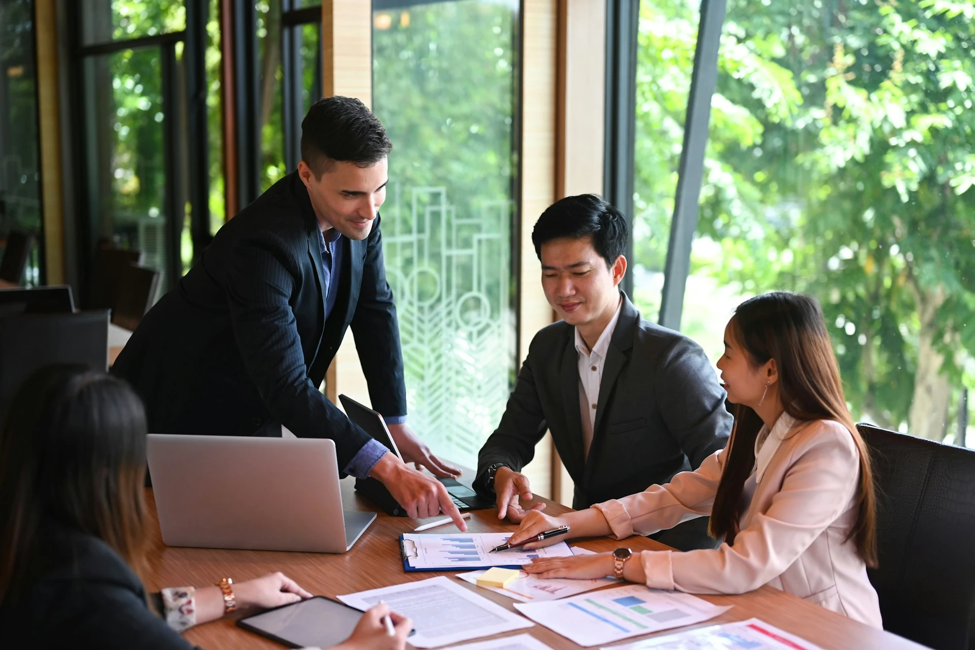 Professionisti in una riunione di lavoro